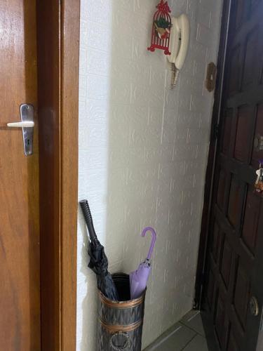 un ombrello in un bidone della spazzatura accanto a una porta di Apzinho do Centro a Nova Petrópolis