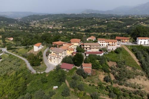 Vista aérea de una casa en una colina en Amazing Terrace Colle Posta, 3 Bedr, Picinisco, 