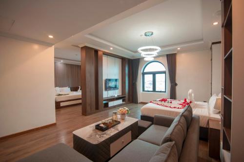 a living room with a couch and a bed at Vela Luxury Hải Hà Hotel in Khê Ching Chung Xìn