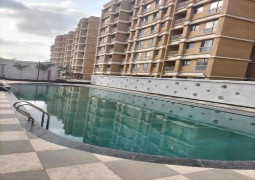 Bazén v ubytování Aapka home nebo v jeho okolí