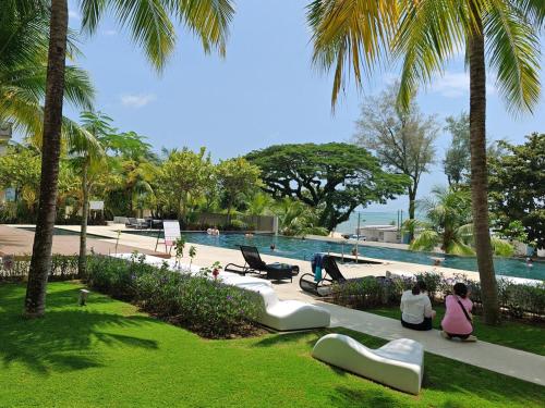 Fotografie z fotogalerie ubytování By the sea Beach Front, Seaview And Pool side v destinaci Batu Feringgi