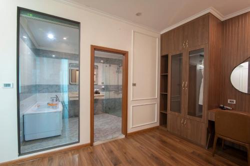 a bathroom with a sink and a glass door at Vela Luxury Hải Hà Hotel in Khê Ching Chung Xìn