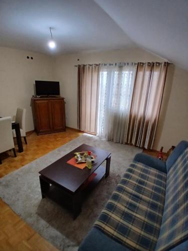 un soggiorno con un divano e un tavolino da caffè di Paja a Sarajevo