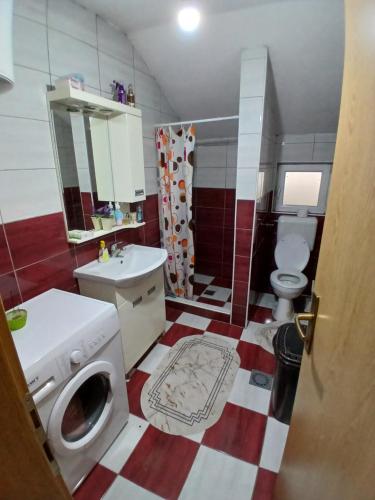 un bagno con lavatrice e lavandino di Paja a Sarajevo