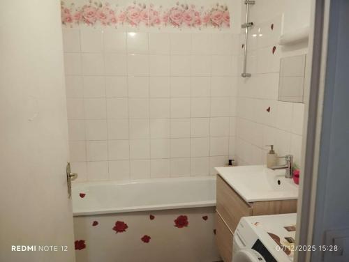 ein Badezimmer mit Badewanne und Waschbecken in der Unterkunft Cocon Roseraie in LʼHay-les-Roses