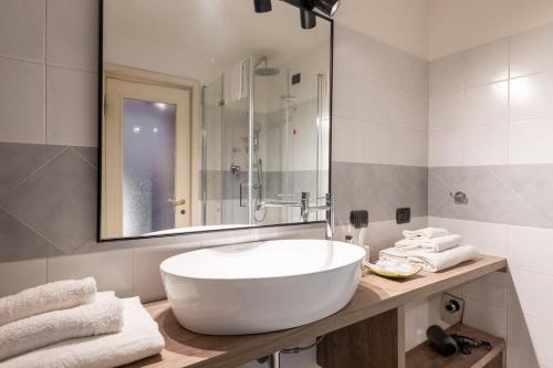 HOST4U - Suite la Scala at Palazzo dell'Orso in Milan City Center