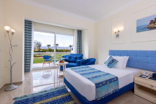 دريمز فاكيشن ريزورت شرم الشيخ في شرم الشيخ: غرفة فندقية مع سرير وشرفة