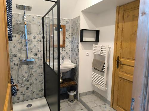 Le Puits de Garival في تورْ دو فورْ: حمام مزود بدش ومغسلة