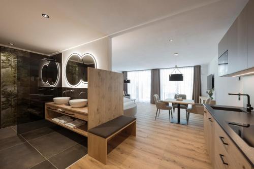 Η κουζίνα ή μικρή κουζίνα στο Ramilia Family Apartments Restaurant & Pizzeria