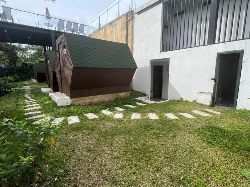 un edificio con un passaggio pedonale accanto a un prato di Hotel San Gil House a San Gil