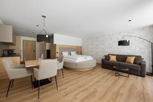 Ένα ή περισσότερα κρεβάτια σε δωμάτιο στο Ramilia Family Apartments Restaurant & Pizzeria