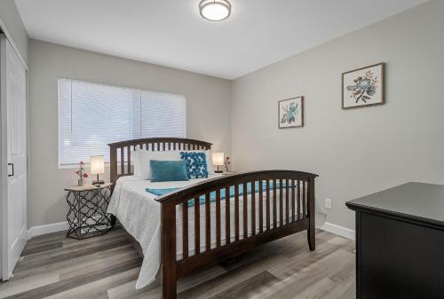 En eller flere senge i et værelse på Bellerive Hangout with Hot Tub by StayLage