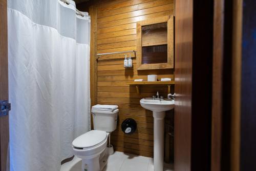 イスラ・ムヘーレスにあるNílu Isla Mujeres by Selinaのトイレと洗面台のあるバスルーム