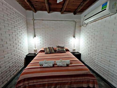 ein Schlafzimmer mit einem großen Bett mit zwei Handtüchern darauf in der Unterkunft El Mangrullo in Federación