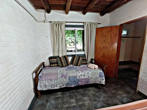 ein Schlafzimmer mit einem Bett und einem Fenster in der Unterkunft El Mangrullo in Federación