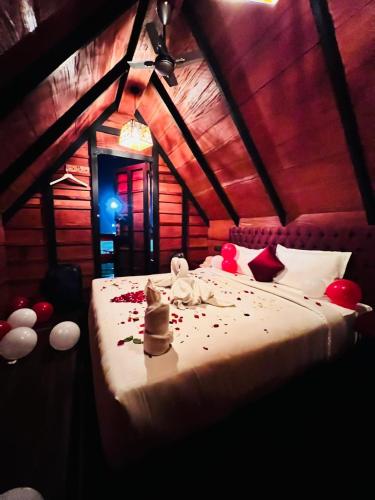 En eller flere senge i et værelse på Emarald wild west Resorts