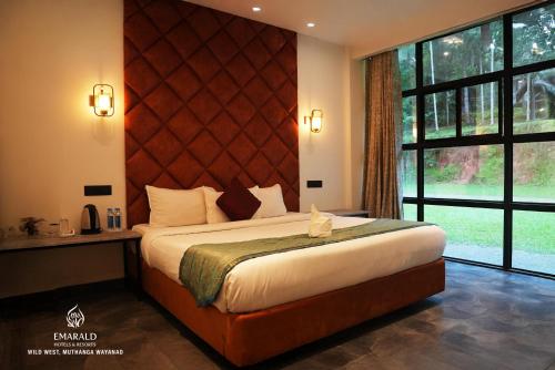 En eller flere senge i et værelse på Emarald wild west Resorts