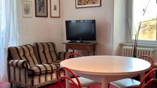 Et tv og/eller underholdning på Appartamento in piazza, Sirolo centro