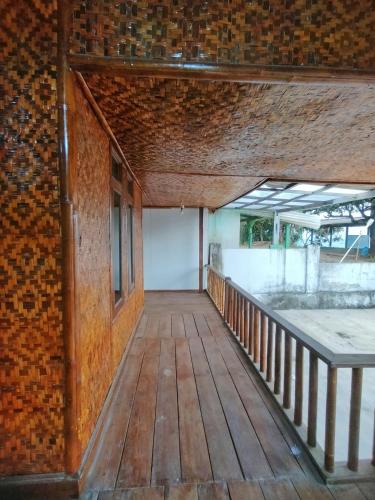 Cette chambre vide est dotée d'un mur en briques et de parquet. dans l'établissement Villa Sahara Hiil, à Cilauteureun