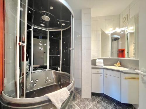 ein großes Badezimmer mit Badewanne und Waschbecken in der Unterkunft Bergsonne B15 Montana Haus in Oberstdorf