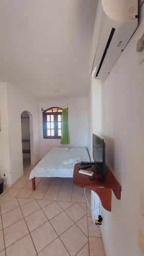 Una televisión o centro de entretenimiento en Pousada Canoa Beach