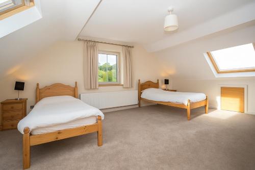 ein Schlafzimmer mit zwei Betten und einem Fenster in der Unterkunft Ocean Blue View in Downings