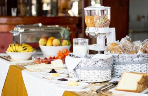 a table with baskets of food and fruit on it at Hotel Dinastía in San Cristóbal