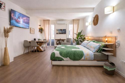 En eller flere senge i et værelse på TIMELESS HOME Deluxe Smart Cinema Suite with Netflix & Disney