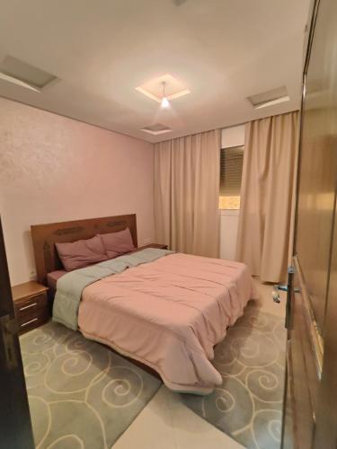 En eller flere senge i et værelse på Cozy apartment close to the beach