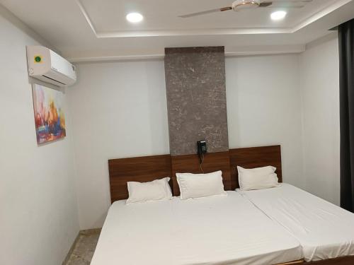 Un pat sau paturi într-o cameră la Madhuban Garden And Resort