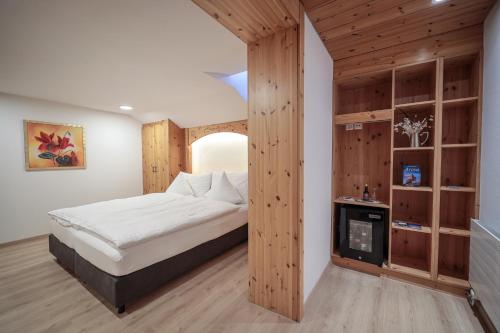 Ένα ή περισσότερα κρεβάτια σε δωμάτιο στο Hotel Sonnenhalde, Arosa