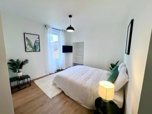 Dormitorio blanco con cama y lámpara en Doux Pavillon - La suite Hirvi - Hyper centre, en Roanne