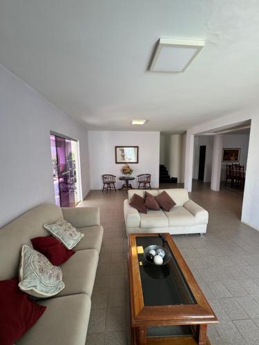 ペトロリーナにあるCasa agradável em Petrolina, alugue com Sevé!のソファ2つとテーブルのあるリビングルーム