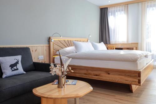 Giường trong phòng chung tại Hotel Sonnenhalde, Arosa