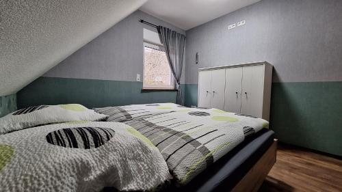 ein Schlafzimmer mit einem Bett und einem Fenster in der Unterkunft Ferienhaus Burgblick in Blankenburg in Michaelstein