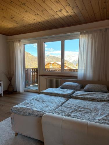 Postel nebo postele na pokoji v ubytování Sonniges Apartment im Zentrum mit Bergblick