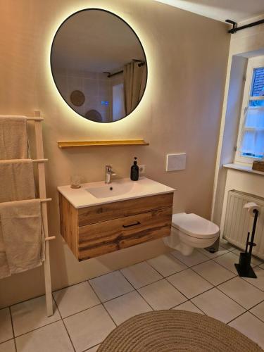 MainbernheimにあるDer baeren - Wohnen im ältesten Gasthaus von Mainbernheimの洗面台と鏡のあるバスルーム