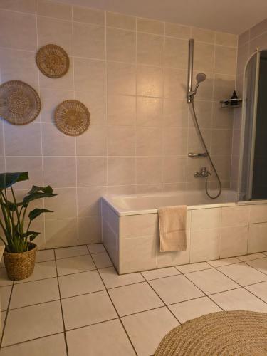 MainbernheimにあるDer baeren - Wohnen im ältesten Gasthaus von Mainbernheimのシャワーとバスタブ付きのバスルーム