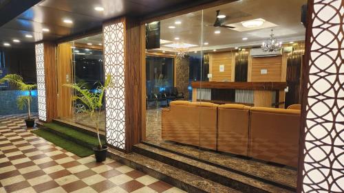 Ο χώρος του λόμπι ή της ρεσεψιόν στο Royal View Residency