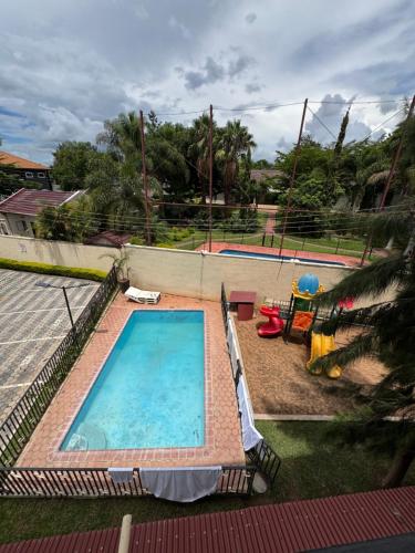 Piscina a The Uptown studio o a prop