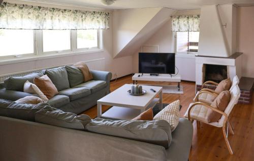 TV a/nebo společenská místnost v ubytování Awesome Home In Bolmsö With Sauna