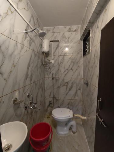 un bagno con un water e un lavandino di Ishwari Heights a Pandharpur