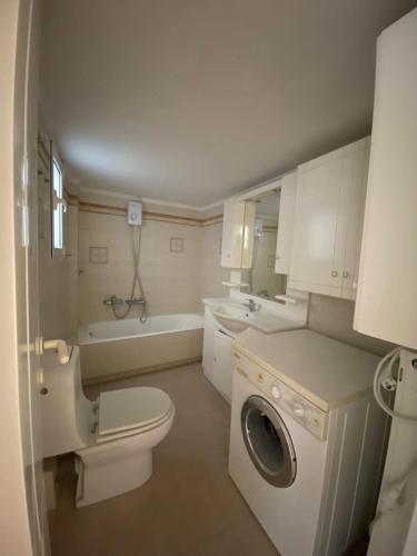 Et badeværelse på Elegant Flat Near Hospitals & Museums