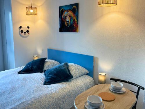 Een bed of bedden in een kamer bij Tanière Bleue - OFFER - Clim - Wifi