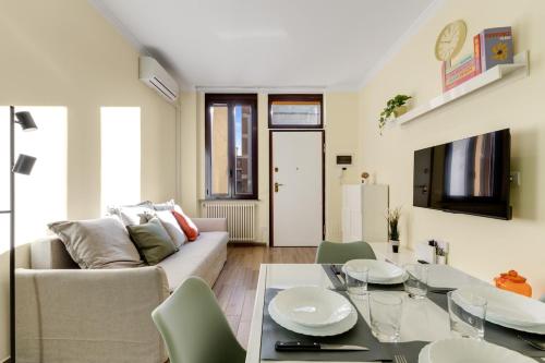 Modern apartment 10 min to Duomo, M3 Rogoredo