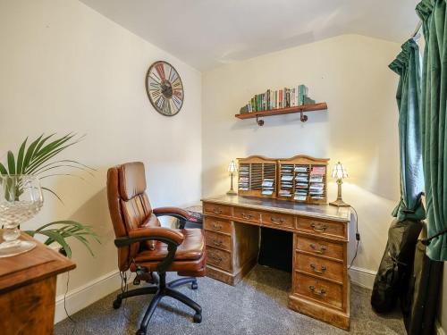 een kantoor met een bureau en een stoel bij Valley View in Malvern Wells