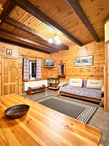 een woonkamer met een bank en een tafel bij Kipreya in Jaremtsje