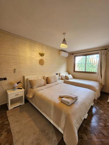 een slaapkamer met een groot bed en een raam bij Residence Imlil Ouarzazate in Ouarzazate