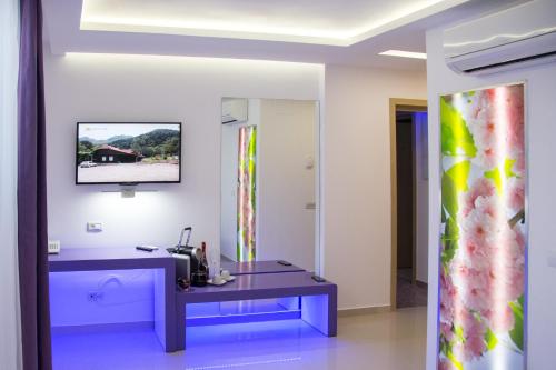 TV a/nebo společenská místnost v ubytování Hotel Christina Plus