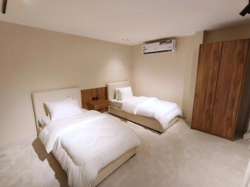 una camera d'albergo con due letti e un condizionatore d'aria di Ram101 a Gedda